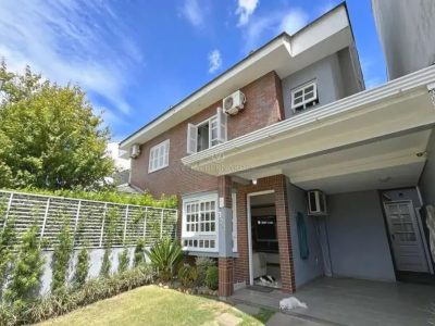 Casa à venda com 3 dormitórios, 133m² e 2 vagas no bairro Lagos de Nova Ipanema, Zona Sul de Porto Alegre