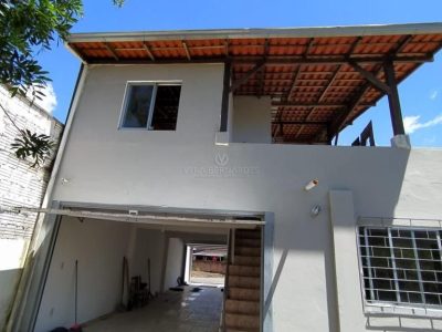 Casa à venda com 3 dormitórios, 140m² e 1 vaga no bairro Meia Praia em Itapema