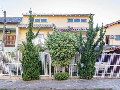 Casa à venda com 4 dormitórios, 363m² e 3 vagas no bairro Guarujá, Zona Sul de Porto Alegre