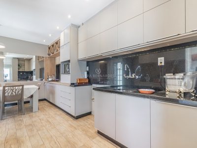 Casa à venda com 4 dormitórios, 229m² e 5 vagas no bairro Cristal, Zona Sul de Porto Alegre