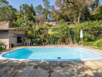 Casa à venda com 4 dormitórios, 300m² e 2 vagas no bairro Tristeza, Zona Sul de Porto Alegre