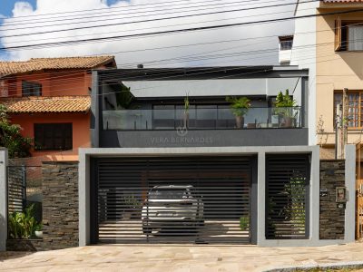 Casa à venda com 3 dormitórios, 210m² e 2 vagas no bairro Ipanema, Zona Sul de Porto Alegre