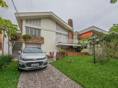 Casa à venda com 3 dormitórios, 174m² e 2 vagas no bairro Vila Assunção, Zona Sul de Porto Alegre
