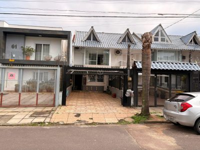 Casa à venda com 2 dormitórios, 137m² e 2 vagas no bairro Guarujá, Zona Sul de Porto Alegre