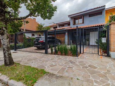 Casa à venda com 3 dormitórios, 410m² e 2 vagas no bairro Ipanema, Zona Sul de Porto Alegre
