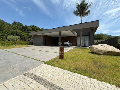 Casa à venda com 5 dormitórios, 563m² e 6 vagas no bairro Casa Branca em Itapema