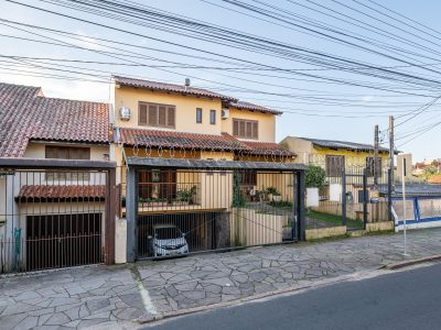 Casa à venda com 3 dormitórios, 286m² e 4 vagas no bairro Tristeza, Zona Sul de Porto Alegre