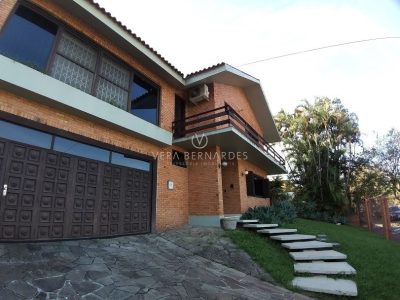 Casa à venda com 4 dormitórios, 350m² e 4 vagas no bairro Vila Assunção, Zona Sul de Porto Alegre