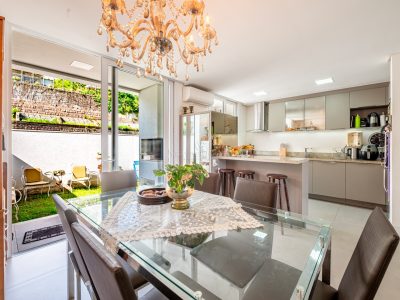 Casa em Condomínio à venda com 3 dormitórios, 211m² e 4 vagas no bairro Jardim Isabel, Zona Sul de Porto Alegre