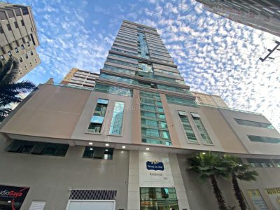 Apartamento à venda com 4 dormitórios, 150m² e 3 vagas no bairro Meia Praia em Itapema