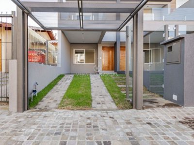 Casa à venda com 3 dormitórios, 122m² e 2 vagas no bairro Guarujá, Zona Sul de Porto Alegre