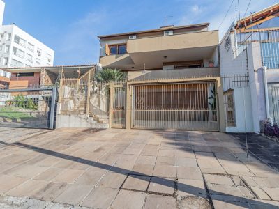 Casa à venda com 4 dormitórios, 389m² e 4 vagas no bairro Tristeza, Zona Sul de Porto Alegre