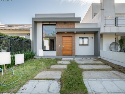 Casa à venda com 3 dormitórios, 93m² e 2 vagas no bairro Hípica, Zona Sul de Porto Alegre