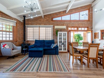 Casa à venda com 3 dormitórios, 178m² e 2 vagas no bairro Vila Assunção, Zona Sul de Porto Alegre