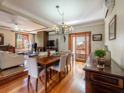 Casa à venda com 2 dormitórios, 327m² e 6 vagas no bairro Jardim Isabel, Zona Sul de Porto Alegre
