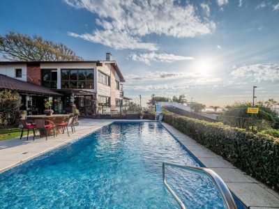 Casa à venda com 5 dormitórios, 543m² e 5 vagas no bairro Vila Assunção, Zona Sul de Porto Alegre