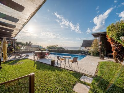Casa à venda com 5 dormitórios, 543m² e 5 vagas no bairro Vila Assunção, Zona Sul de Porto Alegre