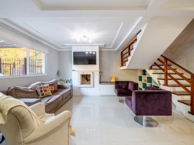 Casa à venda com 3 dormitórios, 263m² e 2 vagas no bairro Guarujá, Zona Sul de Porto Alegre