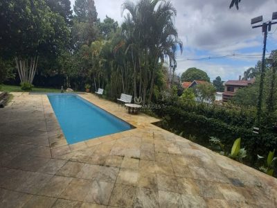 Casa à venda com 4 dormitórios, 700m² e 4 vagas no bairro Vila Assunção, Zona Sul de Porto Alegre