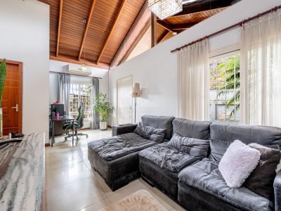 Casa à venda com 5 dormitórios, 200m² e 3 vagas no bairro Camaquã, Zona Sul de Porto Alegre