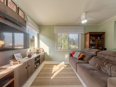 Casa à venda com 3 dormitórios, 140m² e 2 vagas no bairro Guarujá, Zona Sul de Porto Alegre