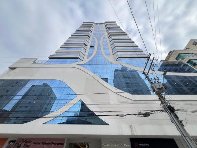 Apartamento à venda com 4 dormitórios, 189m² e 4 vagas no bairro Meia Praia em Itapema