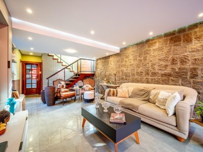 Casa à venda com 3 dormitórios, 180m² e 2 vagas no bairro Nonoai, Zona Sul de Porto Alegre