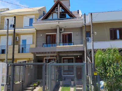 Casa à venda com 3 dormitórios, 135m² e 2 vagas no bairro Guarujá em Porto Alegre