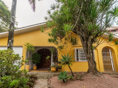 Casa à venda com 4 dormitórios, 250m² e 3 vagas no bairro Vila Assunção, Zona Sul de Porto Alegre