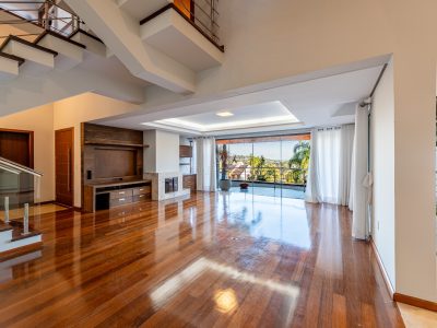 Casa à venda com 4 dormitórios, 335m² e 3 vagas no bairro Vila Assunção, Zona Sul de Porto Alegre