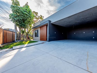Casa Térrea à venda com 3 dormitórios, 195m² e 4 vagas no bairro Vila Assunção, Zona Sul de Porto Alegre