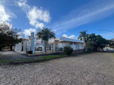 Casa à venda com 3 dormitórios, 228m² e 4 vagas no bairro Vila Assunção, Zona Sul de Porto Alegre