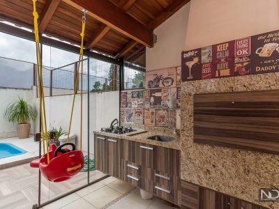 Casa à venda com 3 dormitórios, 178m² e 2 vagas no bairro Guarujá, Zona Sul de Porto Alegre