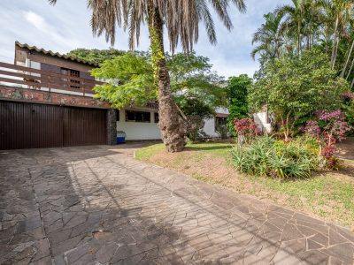 Casa à venda com 4 dormitórios, 546m² e 4 vagas no bairro Cristal, Zona Sul de Porto Alegre