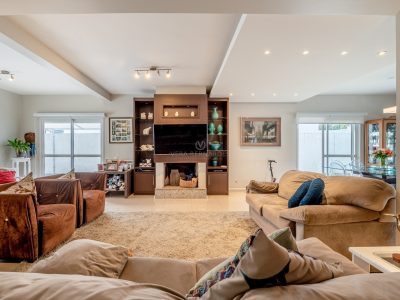 Casa em Condomínio à venda com 3 dormitórios, 250m² e 4 vagas no bairro Hípica, Zona Sul de Porto Alegre