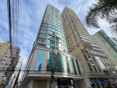 Apartamento à venda com 4 dormitórios, 273m² e 2 vagas no bairro Meia Praia em Itapema