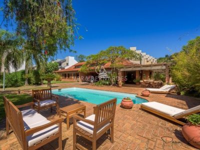 Casa à venda com 4 dormitórios, 418m² e 6 vagas no bairro Tristeza, Zona Sul de Porto Alegre