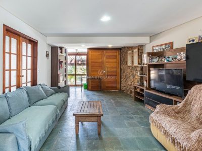 Casa à venda com 3 dormitórios, 250m² e 2 vagas no bairro Ipanema, Zona Sul de Porto Alegre