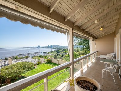 Casa à venda com 4 dormitórios, 389m² e 4 vagas no bairro Vila Assunção, Zona Sul de Porto Alegre