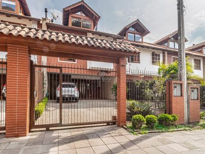 Casa à venda com 4 dormitórios, 233m² e 4 vagas no bairro Tristeza, Zona Sul de Porto Alegre