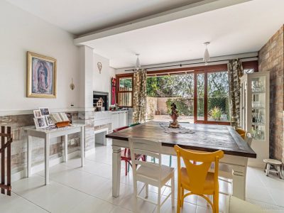 Casa à venda com 4 dormitórios, 233m² e 4 vagas no bairro Tristeza, Zona Sul de Porto Alegre