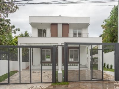 Casa à venda com 3 dormitórios, 284m² e 4 vagas no bairro Tristeza, Zona Sul de Porto Alegre