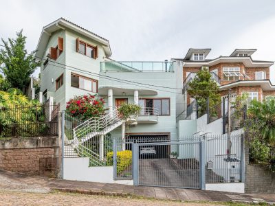 Casa à venda com 3 dormitórios, 279m² e 4 vagas no bairro Teresópolis, Zona Sul de Porto Alegre