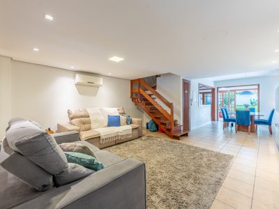 Casa à venda com 3 dormitórios, 181m² e 2 vagas no bairro Jardim Isabel, Zona Sul de Porto Alegre