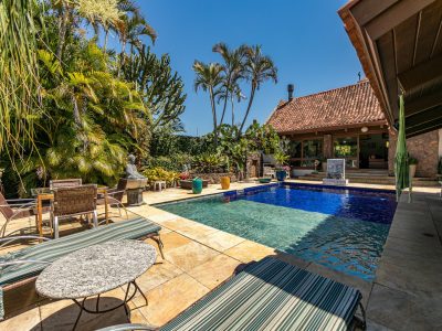 Casa à venda com 3 dormitórios, 370m² e 6 vagas no bairro Vila Assunção, Zona Sul de Porto Alegre