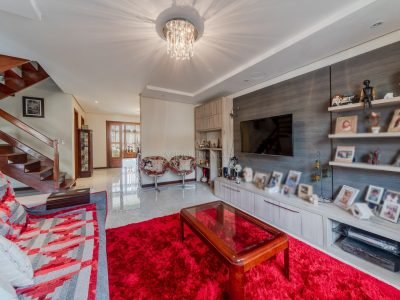 Casa à venda com 3 dormitórios, 206m² e 2 vagas no bairro Altos do Santa Rita, Zona Sul de Porto Alegre