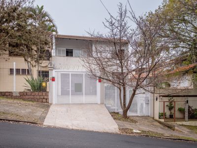Casa à venda com 3 dormitórios, 354m² e 2 vagas no bairro Cristal, Zona Sul de Porto Alegre