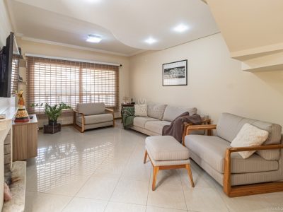 Casa à venda com 3 dormitórios, 197m² e 2 vagas no bairro Tristeza, Zona Sul de Porto Alegre