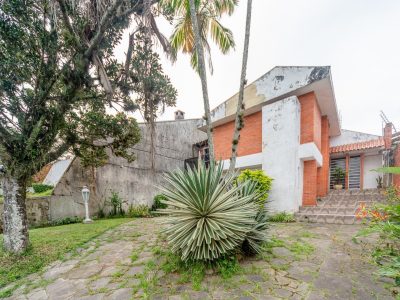 Casa à venda com 4 dormitórios, 132m² e 5 vagas no bairro Guarujá, Zona Sul de Porto Alegre