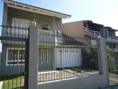 Casa à venda com 4 dormitórios, 212m² e 2 vagas no bairro Ipanema, Zona Sul de Porto Alegre